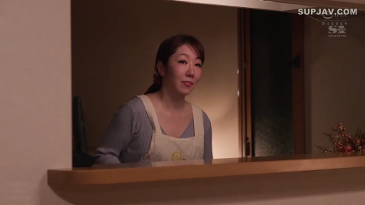 站立 · 微笑 · 半身 · 注视 · 厨房 · 熟女 · 吧台 · 围裙