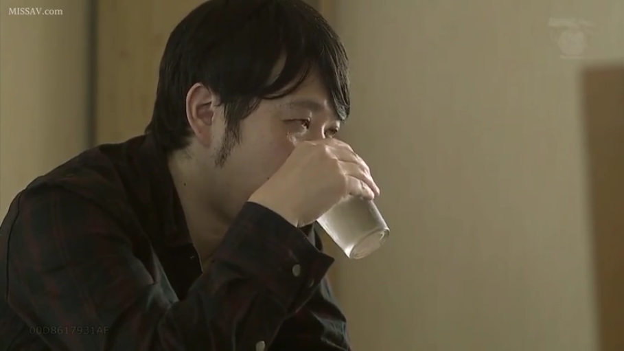 室内 · 坐姿 · 严肃 · 侧脸特写 · 水杯 · 休闲衬衫 · 喝水 · 成年男性