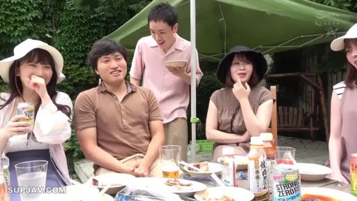 交谈中 · 庭院 · 遮阳帽 · 罐装酒精饮料 · 户外遮阳棚
