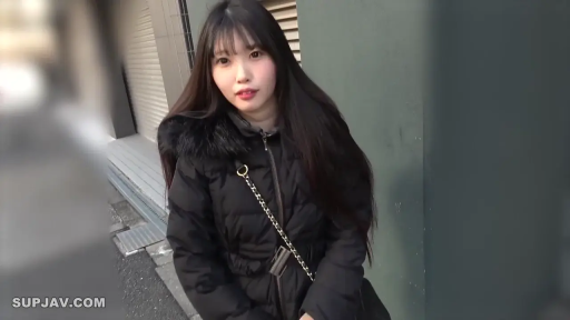 直视 · 上半身特写 · 户外街头 · 带毛领外套 · 斜挎包