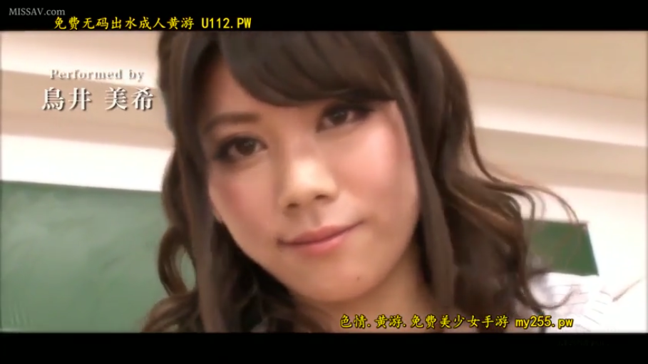 教室 · 微笑 · 面部特写 · 对视 · 黑板 · 正面 · 条纹上衣 · 长卷发