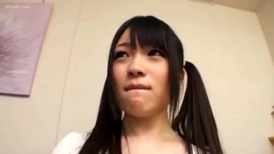 脸部特写 · 若有所思 · 白色上衣 · 室内卧室