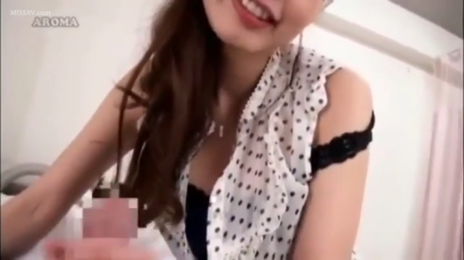 室内 · 挑逗 · 白色波点上衣 · 手部握住阴茎特写 · 手淫 · 画面有马赛克处理