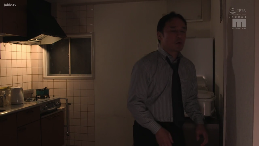 キッチン · 光线昏暗 · ネクタイ · 面露疲惫 · 中景镜头