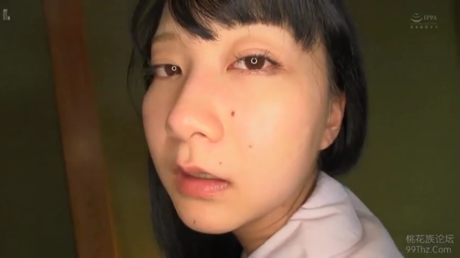 室内 · 眼睛特写 · 虚脱 · 白色衣物