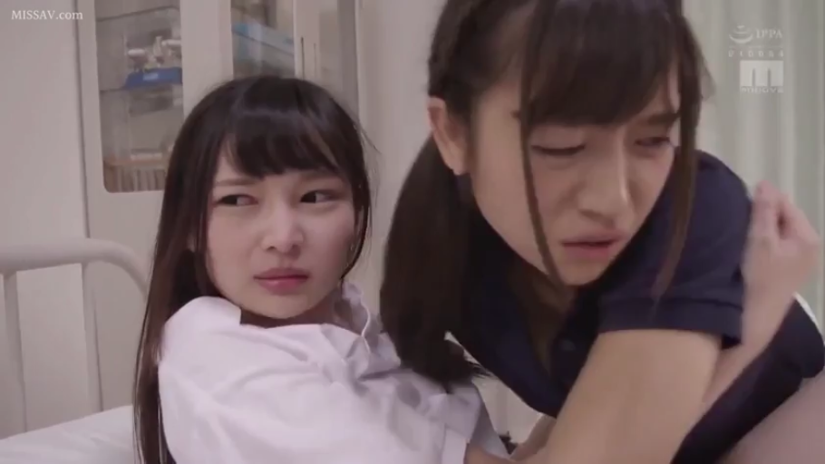 病床 · 拥抱 · 面部特写 · 制服 · 痛苦 · 互动 · 医务室 · 蕾丝