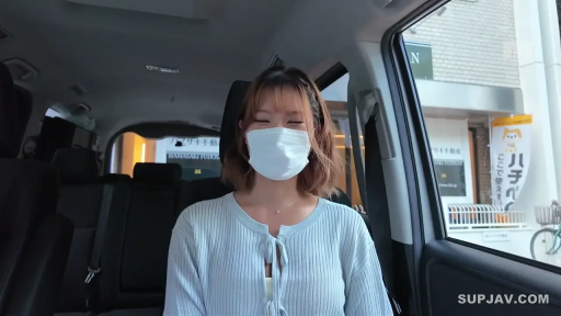 上半身特写 · 开朗 · 口罩 · 白色吊带内搭 · 汽车内部 · 佩戴口罩