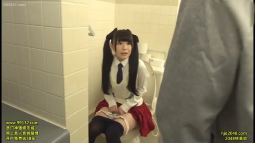 窘迫 · 偷拍视角 · 红色百褶裙 · 公共厕所 · 女生面部特写