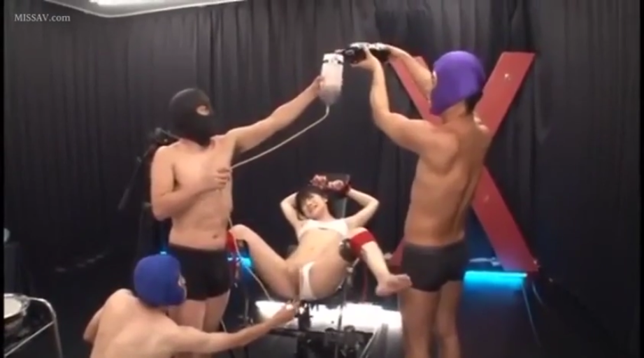 羞耻 · 头套 · 固定带 · 羞辱 · 黑色背景演播室 · 女性痛苦欢愉表情 · 流出的液体