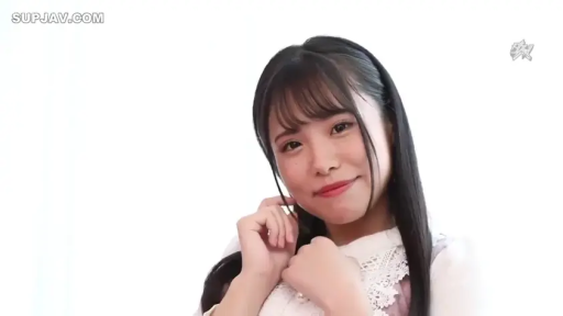 白色背景 · 微笑 · 面部特写 · 白色蕾丝上衣 · 托腮 · 看向镜头 · 齐刘海