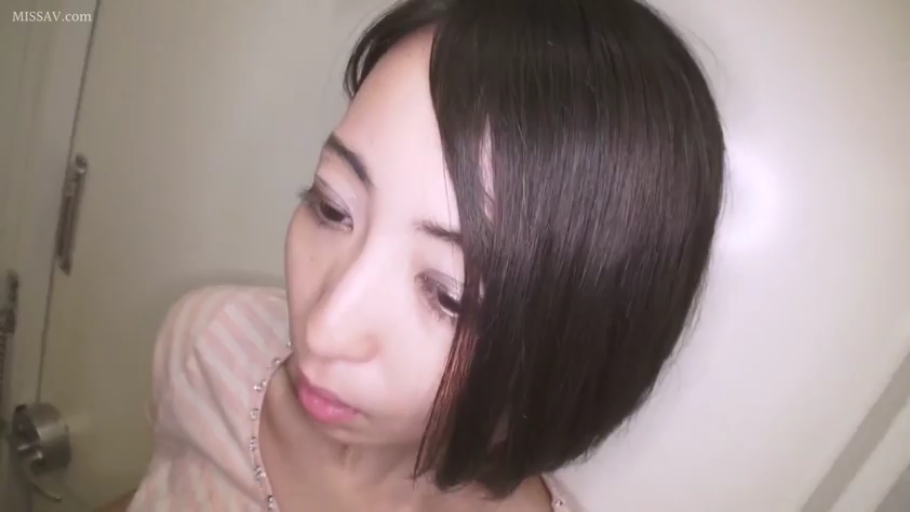 房门旁 · 注视下方 · 面部表情 · 条纹上衣 · 光线明亮