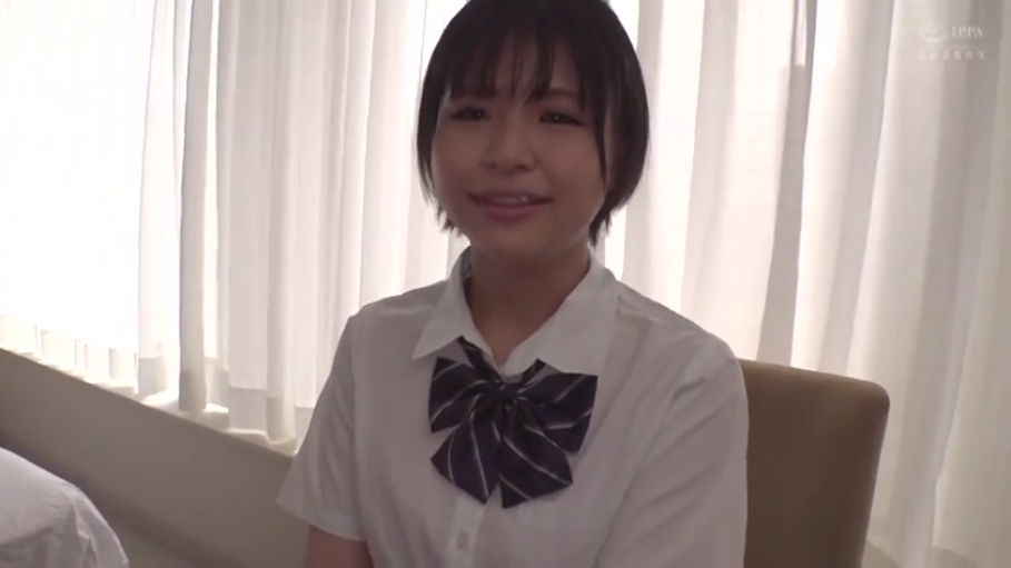 室内 · 坐姿 · 微笑 · 面对镜头 · 半身 · JK制服 · 短发