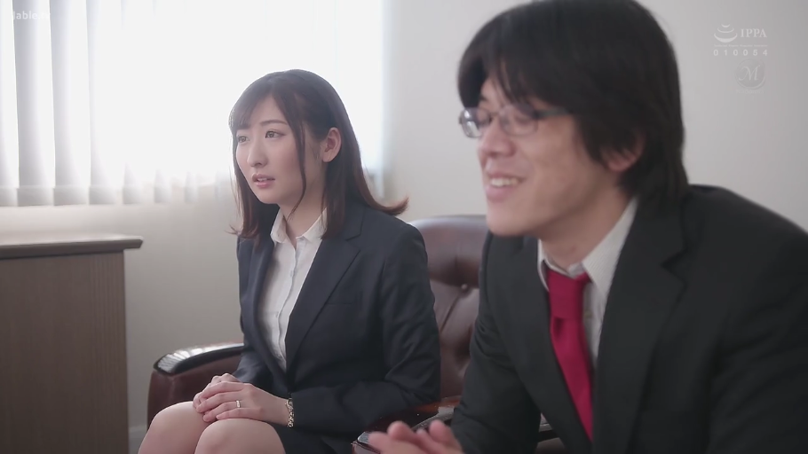会议室 · 深色职业西装 · 人物半身特写 · 室内光线明亮 · 女性局促不安