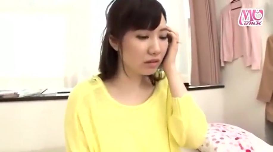 脸部特写 · 卧室 · 忧虑 · 黄色长袖针织衫