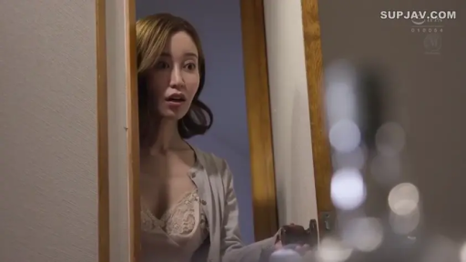 上半身特写 · 卧室 · 惊讶 · 蕾丝吊带内衣