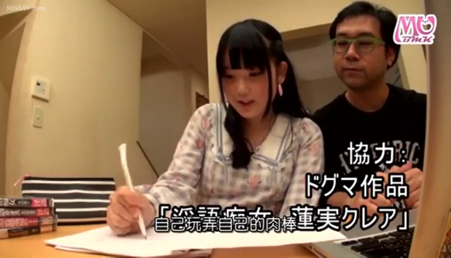 书房 · 平静 · 钢笔 · 格子长袖上衣 · 女生面部特写