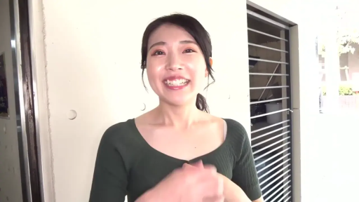 上半身中景 · 开心的笑容 · 门口 · 日常拍摄风格 · 深绿色紧身针织衫