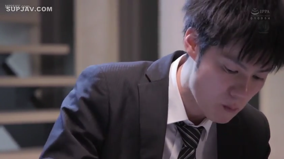 室内 · 俯身 · 专注 · 面部特写 · 西装 · 亚洲男性 · 舔