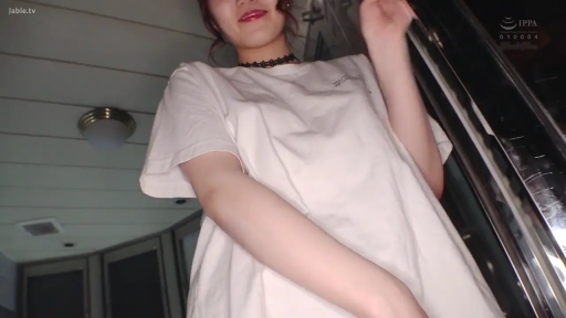 颈圈 · 自然放松 · 上半身视角 · 室内走廊 · 白色宽松T恤