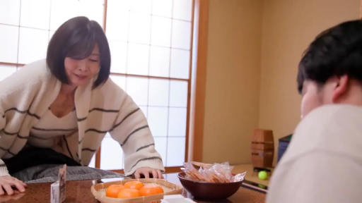 坐姿 · 交谈 · 中景 · 平静 · 居家服 · 日式房间 · 真人 · 橘子