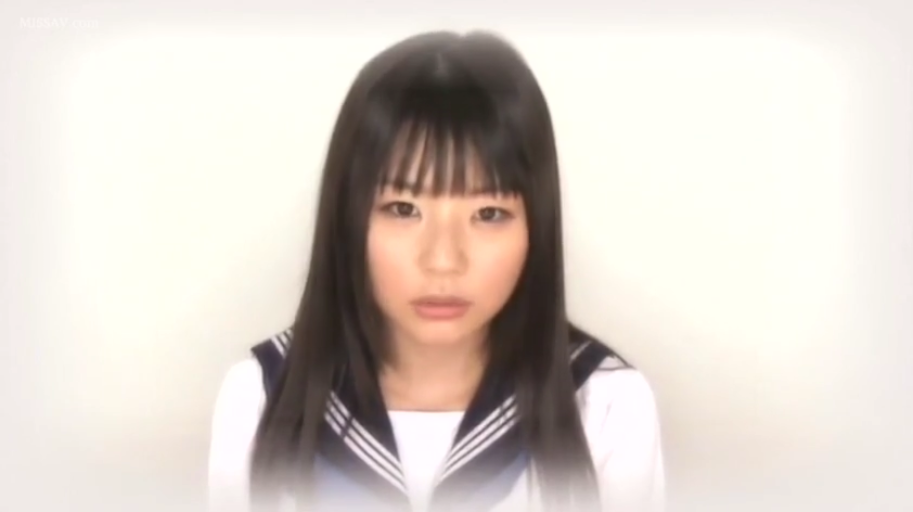 凝视 · 室内摄影棚 · 面部特写 · 水手服制服 · 白底背景