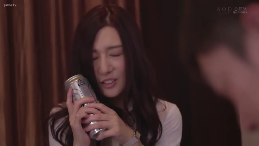 室内 · 嘴巴微张 · 面部特写 · 白色上衣 · 啤酒罐