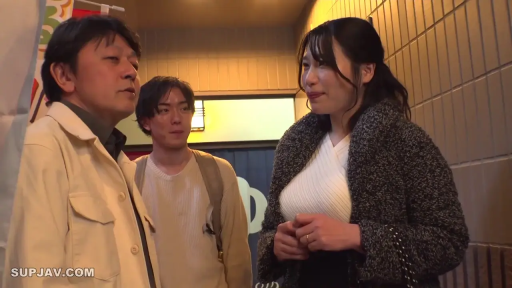 注视 · 室内走廊 · 灰色毛呢外套 · 男性侧面