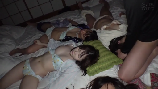 和室 · 中景 · 闭眼 · 仰卧 · 多人 · 内衣 · 被褥 · 睡眠