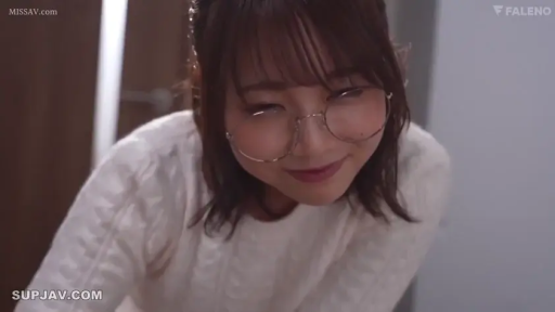 室内 · 俯身 · 眼镜 · 脸部特写 · 微笑 · 注视 · 熟女 · 白色毛衣