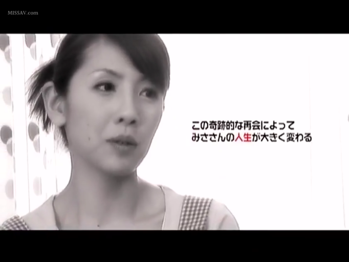 室内 · 交谈中 · 浅色上衣 · 人物面部特写 · 黑白画质
