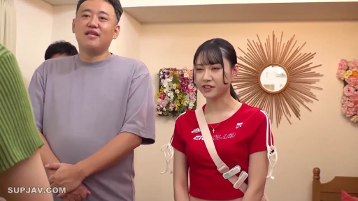 室内 · 站立 · 中景 · 自然 · 交流 · 多人 · 挎包 · 休闲服