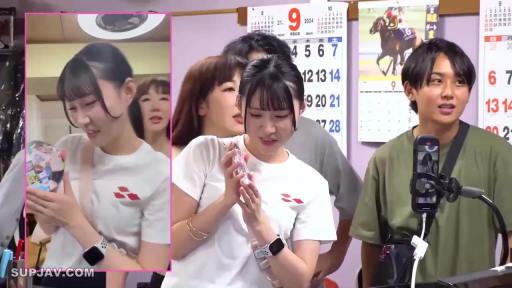 室内 · 站立 · 展示 · 中景 · 微笑 · 多人 · 白色T恤 · 手机支架