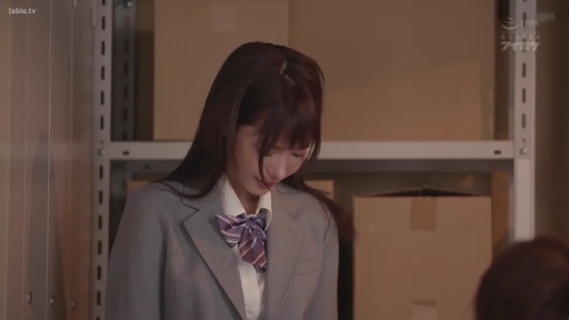 低头 · 脸部特写 · 灰色制服西装 · 杂物间