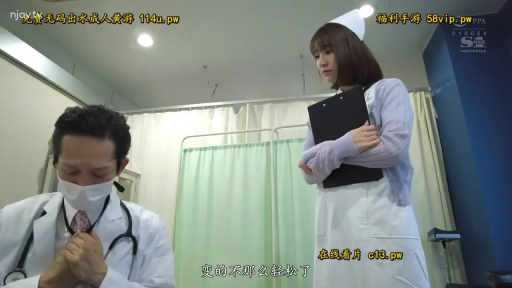 严肃 · 护士服 · 站立 · 中景 · 交流 · 文件夹 · 诊室