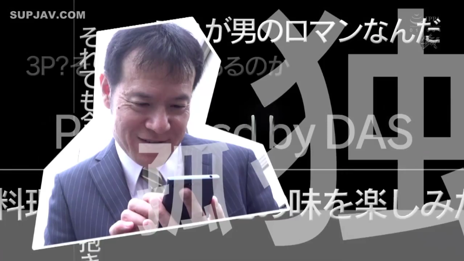 微笑 · 深色条纹西装 · 面部特写 · 手机 · 未知场景 · 背景文字信息