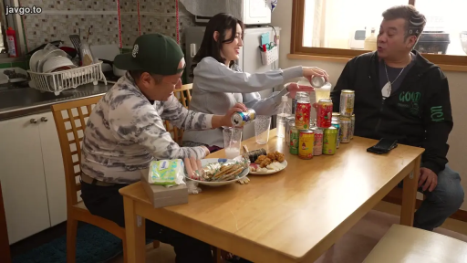 坐姿 · 全景 · 微笑 · 多人 · 餐厅 · 休闲服 · 聚餐 · 易拉罐