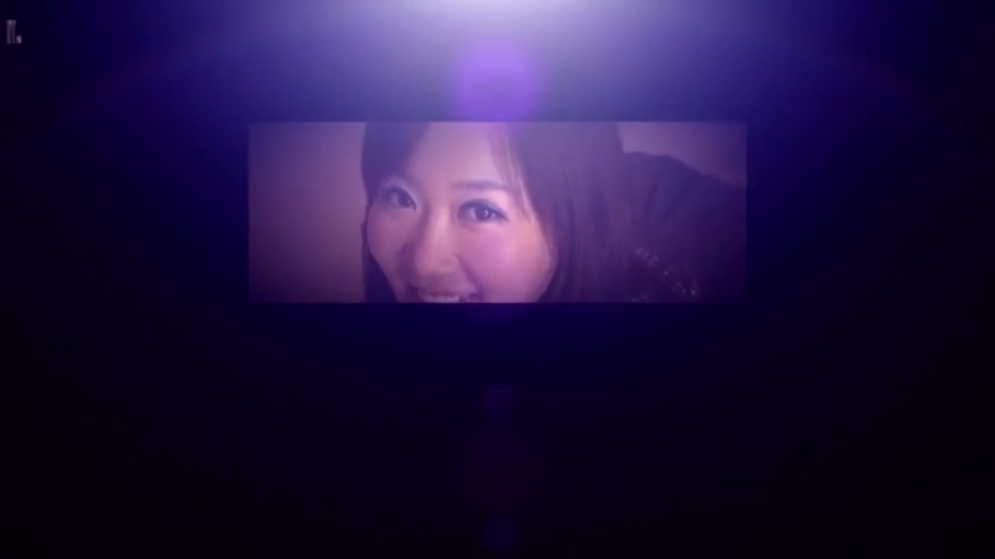 室内 · 脸部特写 · 注视 · 电影感滤镜