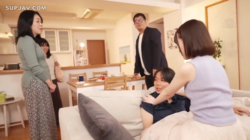 交谈中 · 长裙 · 家庭客厅