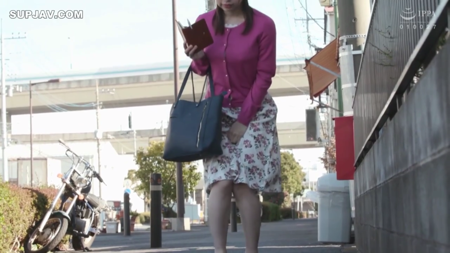 全身 · 羞涩 · 记事本 · 户外街道 · 碎花长裙 · 憋尿 · 夹腿站立