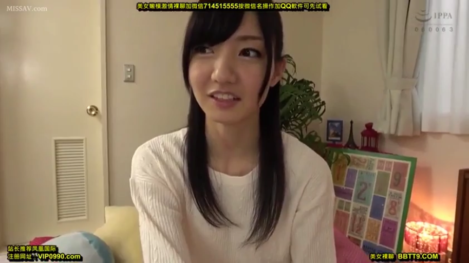 室内 · 坐姿 · 交谈 · 脸部特写 · 盆栽 · 微笑 · 长发 · 白色针织衫