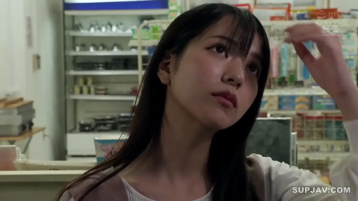 上半身特写 · 背心 · 便利店 · 略带困惑