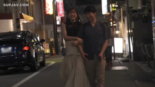 中景 · 休闲服饰 · 城市街道 · 挽手行走