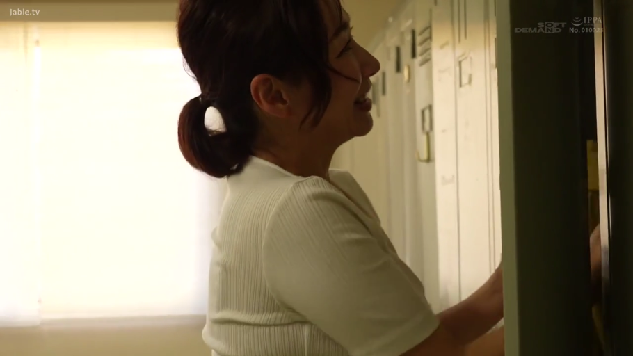站立 · 白色半袖 · 微笑 · 更衣室 · 储物柜 · 熟女 · 侧脸 · 开启储物柜