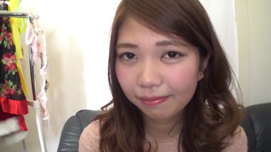 室内 · 脸部特写 · 微笑 · 注视镜头 · 粉色针织衫 · 棕色长发 · 正面坐姿