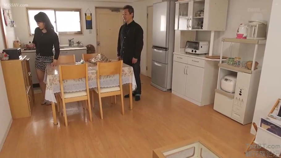 站立 · 自然 · 远景 · 交流 · 厨房 · 黑色长袖