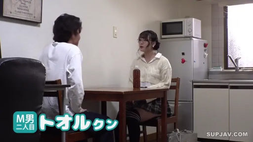 厨房 · 坐姿 · 全景 · 平静 · 对话 · 过膝袜 · 饮料瓶