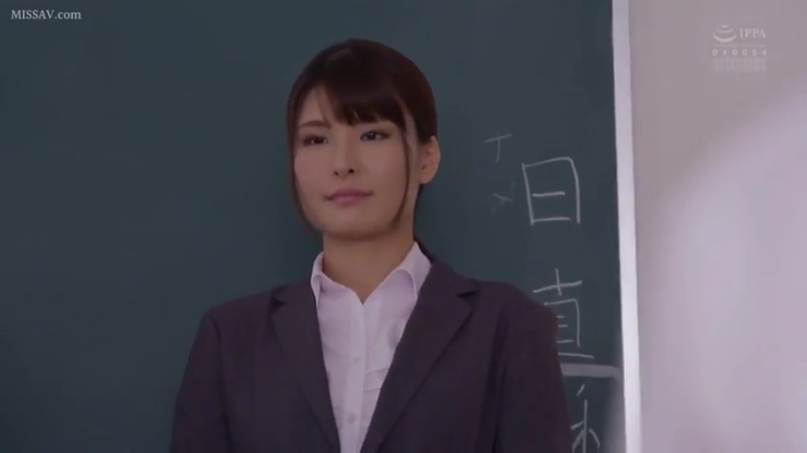 教室 · 站姿 · 半身 · 西装