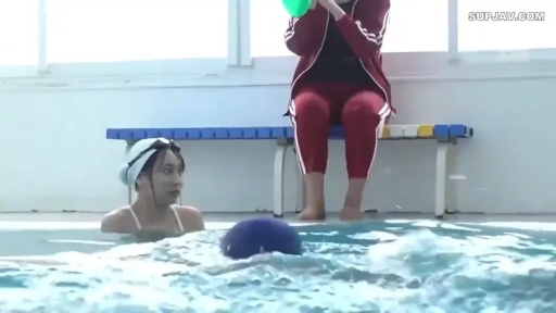 中景 · 泳装 · 室内游泳池