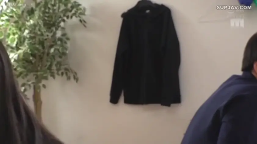 室内 · 站立 · 盆栽 · 黑色卫衣 · 局部 · 背景 · 悬挂衣物