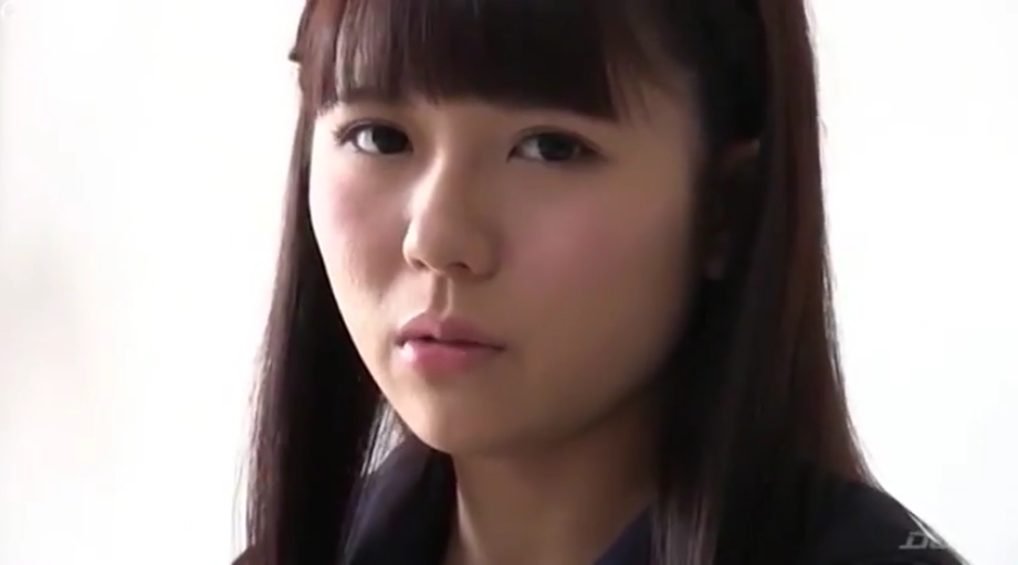 室内 · 严肃 · 脸部特写 · 学生制服 · 凝视 · 长发 · 正面
